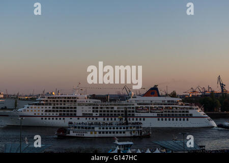 Hambourg, Allemagne. 7 mai, 2016. Le MS Europa, c'est passant de Sankt Pauli à Hambourg Harbour Piers pendant anniversaire 2016 Crédit : Björn Deutschmann/Alamy Live News Banque D'Images