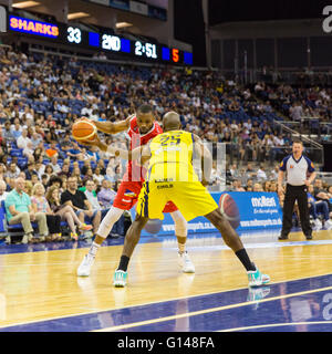 Londres, Royaume-Uni, 8 mai 2016. Le Sheffield Antone Robinson (25) défend contre Riders' Shane Wallace (7) à la BBL basket-ball play-off finale entre Leicester Riders et Sheffield requins à l'O2 Arena en face d'une foule de fans de basket-ball dans la capitale. Requins Sheffield 84-77 win, avec Mike Tuck marquant 20 points de crédit globale : Imageplotter News et Sports/Alamy Live News Banque D'Images