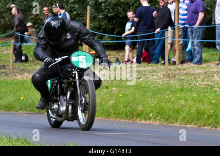 Chorley, Lancashire, Royaume-Uni. 8 mai, 2016. 5, Gary, Blansgard Velocette MOV, 1935, 248cc, dans le spectaculaire course sprint moto organisé par Monsieur Bernard de Hoghton Tower à Golbey dans Chorley, Lancashire. De Motos Classic/Vintage jusqu'à obtenir le niveau de Superbike d'arrêt ou de brûler un peu de caoutchouc dans la montée d'essai de temps bien sûr. Credit : Cernan Elias/Alamy Live News Banque D'Images