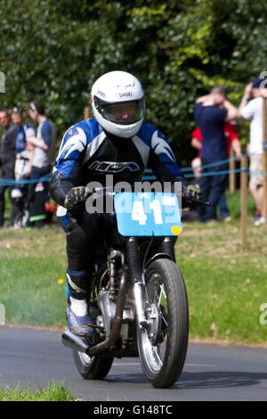 Chorley, Lancashire, Royaume-Uni. 8 mai, 2016. 41, Tony Whittle, Velocette MAC,1948, 348cc, dans le spectaculaire course sprint moto organisé par Monsieur Bernard de Hoghton Tower à Golbey dans Chorley, Lancashire. De Motos Classic/Vintage jusqu'à obtenir le niveau de Superbike d'arrêt ou de brûler un peu de caoutchouc dans la montée d'essai de temps bien sûr. Credit : Cernan Elias/Alamy Live News Banque D'Images