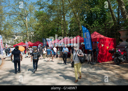 Bruxelles, Belgique. 8 mai, 2016. Activités dans le Parc de Bruxelles au cours de la journée traditionnelle d'iris et de camion alimentaire Festival le 8 mai 2016 à Bruxelles, Belgique. Credit : Skyfish/Alamy Live News Banque D'Images