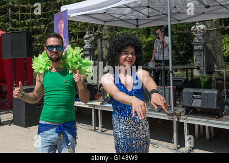 Bruxelles, Belgique. 8 mai, 2016. Activités dans le Parc de Bruxelles au cours de la journée traditionnelle d'iris et de camion alimentaire Festival le 8 mai 2016 à Bruxelles, Belgique. Credit : Skyfish/Alamy Live News Banque D'Images