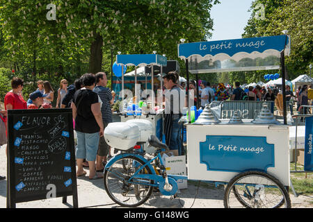 Bruxelles, Belgique. 8 mai, 2016. Activités dans le Parc de Bruxelles au cours de la journée traditionnelle d'iris et de camion alimentaire Festival le 8 mai 2016 à Bruxelles, Belgique. Credit : Skyfish/Alamy Live News Banque D'Images