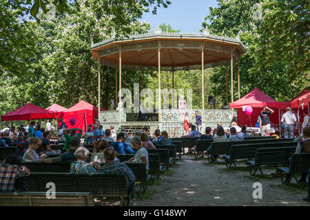 Bruxelles, Belgique. 8 mai, 2016. Activités dans le Parc de Bruxelles au cours de la journée traditionnelle d'iris et de camion alimentaire Festival le 8 mai 2016 à Bruxelles, Belgique. Credit : Skyfish/Alamy Live News Banque D'Images