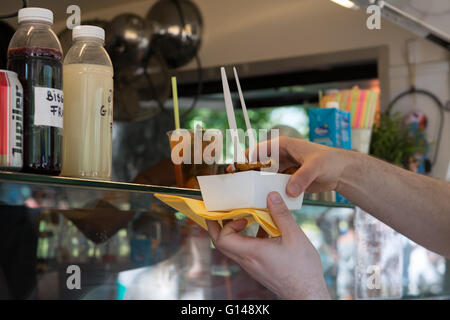 Bruxelles, Belgique. 8 mai, 2016. Activités dans le Parc de Bruxelles au cours de la journée traditionnelle d'iris et de camion alimentaire Festival le 8 mai 2016 à Bruxelles, Belgique. Credit : Skyfish/Alamy Live News Banque D'Images