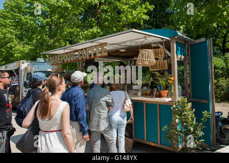 Bruxelles, Belgique. 8 mai, 2016. Activités dans le Parc de Bruxelles au cours de la journée traditionnelle d'iris et de camion alimentaire Festival le 8 mai 2016 à Bruxelles, Belgique. Credit : Skyfish/Alamy Live News Banque D'Images