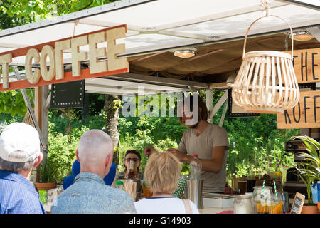 Bruxelles, Belgique. 8 mai, 2016. Activités dans le Parc de Bruxelles au cours de la journée traditionnelle d'iris et de camion alimentaire Festival le 8 mai 2016 à Bruxelles, Belgique. Credit : Skyfish/Alamy Live News Banque D'Images