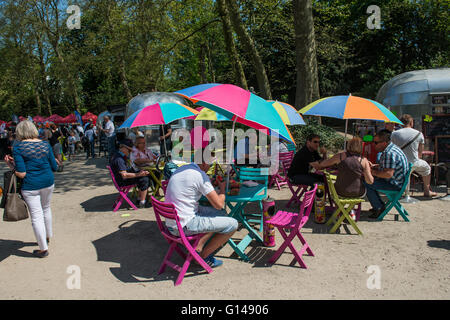 Bruxelles, Belgique. 8 mai, 2016. Activités dans le Parc de Bruxelles au cours de la journée traditionnelle d'iris et de camion alimentaire Festival le 8 mai 2016 à Bruxelles, Belgique. Credit : Skyfish/Alamy Live News Banque D'Images