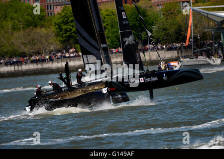 New York, USA. 8 mai, 2016. L'équipe de Softbank au Japon pendant la manœuvre du bateau Louis Vuitton America's Cup à New York Harbor aujourd'hui Crédit : Adam Stoltman/Alamy Live News Banque D'Images