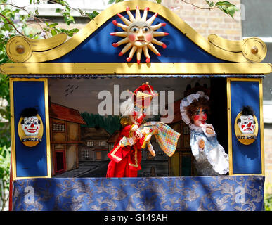 Londres, Royaume-Uni. 8 mai, 2016. Photo prise le 8 mai 2016, montre un Punch and Judy Show dans un stand traditionnel à Londres, Grande-Bretagne. M. Punch a fait sa première apparition en Angleterre le 9 mai 1662, qui est traditionnellement considéré comme la perforation UK anniversaire. Le diariste Samuel Pepys a observé un spectacle de marionnettes mettant en vedette l'une des premières versions du poinçon caractère dans Covent Garden à Londres. © Han Yan/Xinhua/Alamy Live News Banque D'Images