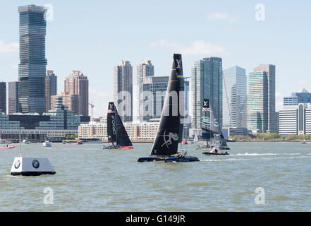 2016 America's Cup World Series sur le fleuve Hudson à New York City : Oracle USA, Suède et ARTEMIS BAR Land Rover équipes GO racing. Banque D'Images