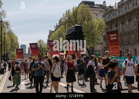 Londres, Royaume-Uni. Le 08 mai 2016. Les militants et militantes se rassemblent pour protester contre la politique du gouvernement sur le changement climatique. Les participants ont marché vers l'arrière de la partie supérieure du Whitehall au Ministère de la Santé pour montrer symboliquement le renversement de l'action du gouvernement sur plusieurs questions telles que la fracturation hydraulique, l'énergie renouvelable, les combustibles fossiles, le transport durable. Les protestataires a lancé un appel à aller de l'avant plutôt que vers l'arrière sur la politique climatique dans le premier anniversaire de l'actuel gouvernement. Wiktor Szymanowicz/Alamy Live News Banque D'Images