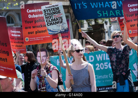 Londres, Royaume-Uni. Le 08 mai 2016. Les militants et militantes se rassemblent pour protester contre la politique du gouvernement sur le changement climatique. Les participants ont marché vers l'arrière de la partie supérieure du Whitehall au Ministère de la Santé pour montrer symboliquement le renversement de l'action du gouvernement sur plusieurs questions telles que la fracturation hydraulique, l'énergie renouvelable, les combustibles fossiles, le transport durable. Les protestataires a lancé un appel à aller de l'avant plutôt que vers l'arrière sur la politique climatique dans le premier anniversaire de l'actuel gouvernement. Wiktor Szymanowicz/Alamy Live News Banque D'Images