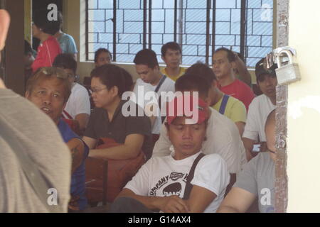 Mandaluyong, Philippines. 09 mai, 2016. Une zone d'attente d'électeurs attendent leur tour. La zone d'attente est rempli. © George Buid/Pacific Press/Alamy Live News Banque D'Images