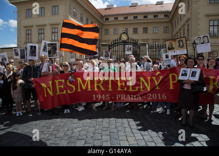 Prague, République tchèque. Le 08 mai, 2016. Les gens, d'un ruban de Saint-Georges d'un drapeau et d'une bannière lecture "Immortel Regiment 1945 Prague 2016", lors d'une manifestation pour commémorer le jour de la Liberation à Prague le 8 mai, anniversaire de la victoire soviétique sur l'envahisseur nazi. © Piero Castellano/Pacific Press/Alamy Live News Banque D'Images