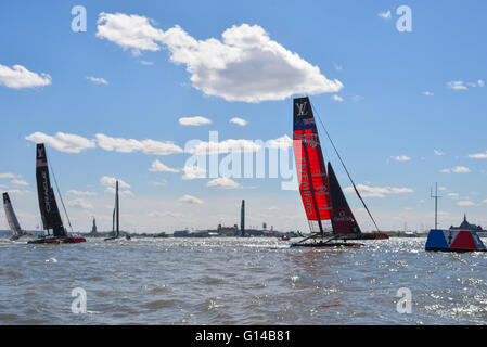 New York, USA. 8 mai, 2016. Emirates Team New Zealand franchit la ligne d'arrivée en remportant la troisième course qu'Oracle Team USA et l'équipe Groupama France terminer deuxième et troisième, respectivement. Banque D'Images