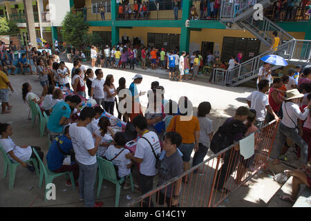 La ville de Cebu, aux Philippines. 9 mai, 2016. Les philippins s'exercer leur droit de vote dans l'élection nationale de choisir un nouveau président pour remplacer Benigno Simeon 'Noynoy' Aquino Cojuangco III. De nombreux sondages de premier plan jusqu'à nos jours est l'élection conroversial Davao City Maire Rodrigo Duterte "Rody" Roa.Avec l'élection du Président sont également électeurs votant pour leur choix d'Politicains locaux. Credit : gallerie2/Alamy Live News Banque D'Images