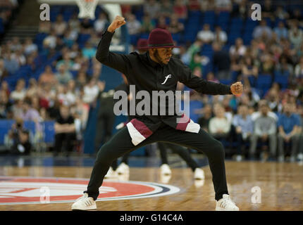 L'O2 de Londres, Royaume-Uni. 8e mai 2016. Britain's Got Talent étoiles divertir impeccable BBL Leicester Riders et Sheffield partisans des requins avec des mouvements de danse urbaine. Credit : sportsimages/Alamy Live News. Banque D'Images