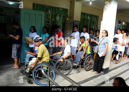 Aux Philippines. 09 mai, 2016. Une personne handicapée (PWD) inline à voter pour des élections nationales de 2016 à marick Elementary School à Cainta Rizal, Manille, Philippines. © Gregorio Dantes Jr./Pacific Press/Alamy Live News Banque D'Images