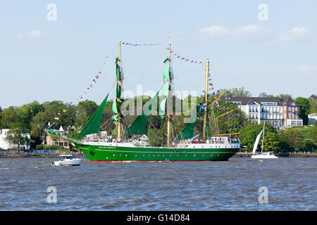 Voilier historique 'Alexander von Humboldt II' sur l'elbe pendant 827e anniversaire du port de Hambourg, Allemagne Banque D'Images