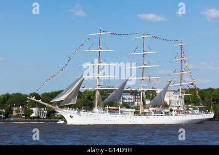 Grand voilier polonais Dar Mlodziezy sur Elbe pendant 827e anniversaire du port, Hambourg, Allemagne Banque D'Images