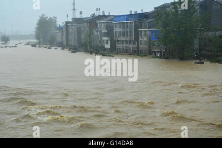 Lichuan, province de Jiangxi en Chine. 9 mai, 2016. Les bâtiments résidentiels sont inondés d'inondations dans le comté de Lichuan, est de la Chine dans la province de Jiangxi, du 9 mai 2016. Un violent orage a frappé le comté du 7 mai au 8, détruisant 45 maisons et l'affectant au moins 68 000 résidents locaux. Credit : Zhou Mi/Xinhua/Alamy Live News Banque D'Images