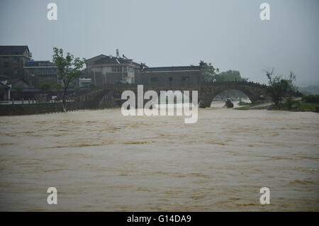 Lichuan, province de Jiangxi en Chine. 9 mai, 2016. Les inondations à travers un pont ancien dans le comté de Lichuan, est de la Chine dans la province de Jiangxi, du 9 mai 2016. Un violent orage a frappé le comté du 7 mai au 8, détruisant 45 maisons et l'affectant au moins 68 000 résidents locaux. Credit : Zhou Mi/Xinhua/Alamy Live News Banque D'Images