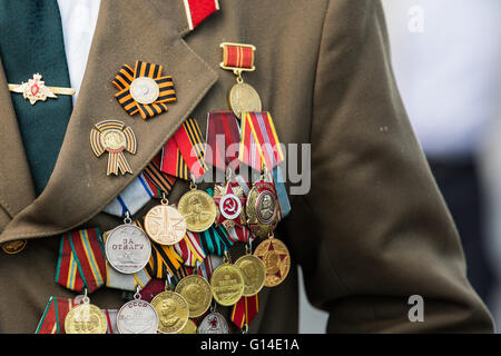 Moscou, Russie. 9 mai, 2016. Un ancien combattant quitte après la parade de la victoire à Moscou, Russie, le 9 mai 2016. La Russie a célébré le 71e anniversaire de la victoire de la guerre antifasciste mondiale avec un défilé militaire sur la Place Rouge le lundi. Credit : Bai Xueqi/Xinhua/Alamy Live News Banque D'Images