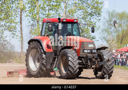 GRIMMEN/ ALLEMAGNE - 5 mai : allemand Case Puma CVX 150 tracteur roule sur la voie sur un motortechnic festival le 5 mai 2016 à grimmen Banque D'Images