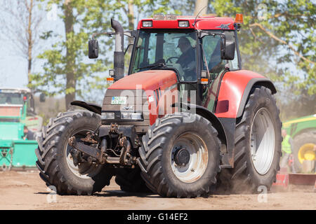 GRIMMEN/ ALLEMAGNE - 5 mai : allemand Case Puma CVX 150 tracteur roule sur la voie sur un motortechnic festival le 5 mai 2016 à grimmen Banque D'Images