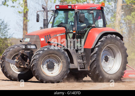 GRIMMEN/ ALLEMAGNE - 5 mai : allemand Case Puma CVX 150 tracteur roule sur la voie sur un motortechnic festival le 5 mai 2016 à grimmen Banque D'Images