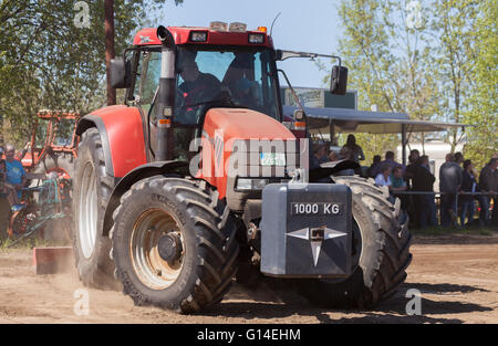 GRIMMEN/ ALLEMAGNE - 5 mai : allemand Case Puma CVX 150 tracteur roule sur la voie sur un motortechnic festival le 5 mai 2016 à grimmen Banque D'Images