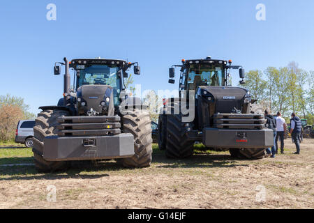 GRIMMEN/ ALLEMAGNE - 5 mai : allemand claas xerion et tracteurs axion se dresse sur la voie sur un motortechnic festival le 5 mai 2016 Banque D'Images