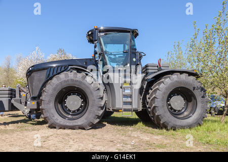 Tracteur claas xerion allemand se dresse sur la voie sur un motortechnic festival le 5 mai 2016 à grimmen / Allemagne Banque D'Images