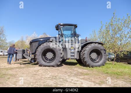 Tracteur claas xerion allemand se dresse sur la voie sur un motortechnic festival le 5 mai 2016 à grimmen / Allemagne Banque D'Images