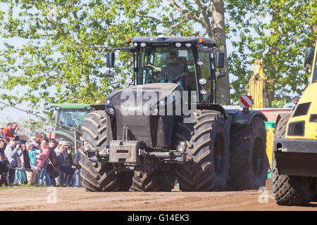 L'allemand claas xerion tracteur roule sur la voie sur un motortechnic festival le 5 mai 2016 à grimmen / Allemagne Banque D'Images