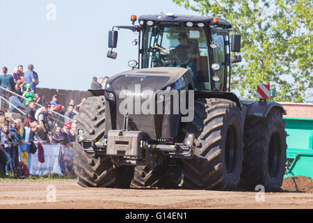 L'allemand claas xerion tracteur roule sur la voie sur un motortechnic festival le 5 mai 2016 à grimmen / Allemagne Banque D'Images