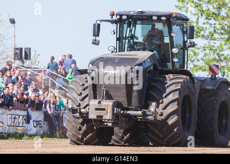 L'allemand claas xerion tracteur roule sur la voie sur un motortechnic festival le 5 mai 2016 à grimmen / Allemagne Banque D'Images