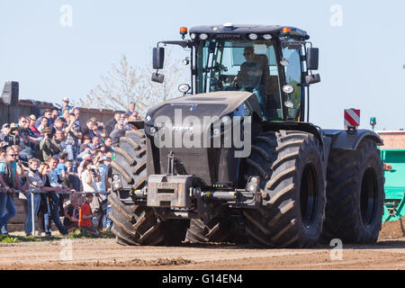 L'allemand claas xerion tracteur roule sur la voie sur un motortechnic festival le 5 mai 2016 à grimmen / Allemagne Banque D'Images