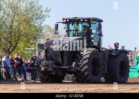 L'allemand claas xerion tracteur roule sur la voie sur un motortechnic festival le 5 mai 2016 à grimmen / Allemagne Banque D'Images