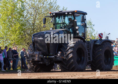 L'allemand claas xerion tracteur roule sur la voie sur un motortechnic festival le 5 mai 2016 à grimmen / Allemagne Banque D'Images