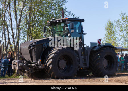 L'allemand claas xerion tracteur roule sur la voie sur un motortechnic festival le 5 mai 2016 à grimmen / Allemagne Banque D'Images