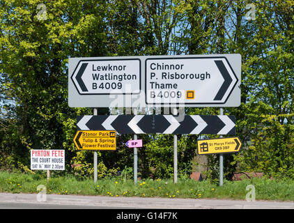 La signalisation routière sur la route B4009, à la jonction 6 de l'autoroute M40 dans l'Oxfordshire, Angleterre, Royaume-Uni Banque D'Images