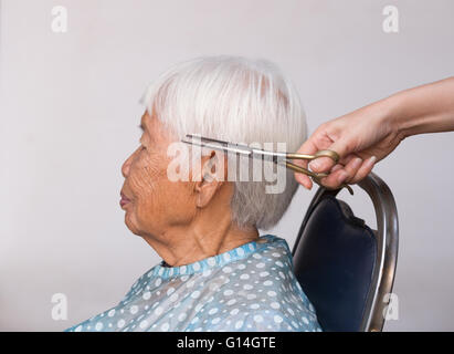 Salon de beauté femme senior coupe de cheveux gris Banque D'Images