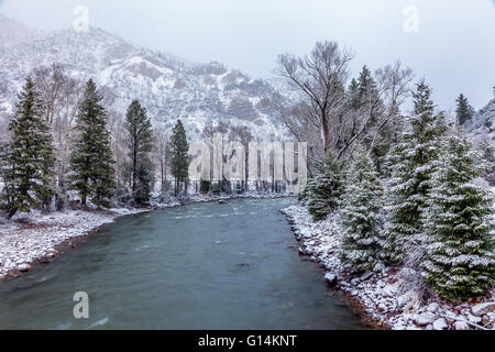 Rivière menant à une scène de montagne d'hiver. Près de Crystal River en Californie Banque D'Images