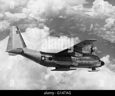 Le Lockheed C-130 Hercules est un quatre turbopropulseurs les avions de transport militaire conçu et construit par Lockheed, maintenant Lockheed Martin. Capable d'utiliser des pistes de fortune pour les décollages et atterrissages, le C-130 a été initialement conçu comme une troupe, Banque D'Images