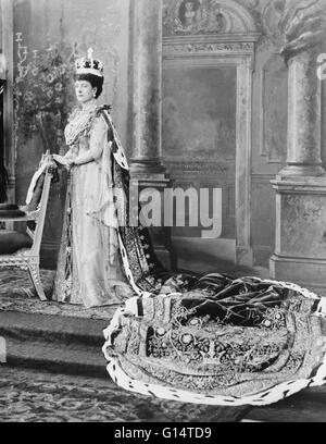 Portrait de la Reine Alexandra dans son couronnement peignoirs ; le palais de Buckingham, 1902. Alexandra de Danemark (1844-1925) était l'épouse d'Édouard VII du Royaume-Uni. En tant que telle, elle a été Reine consort du Royaume-Uni et les Dominions britanniques, et l'Impératrice du Banque D'Images