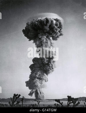 Détonation atomique de 27 kilotonnes le 8 mai 1953, à l'Atomic Energy Commission's Nevada Proving Ground. L'appareil de test, nom encore, a explosé à 8h30 heure locale en effectuant un largage d'une bombe Mk-6D à partir de 19 000 pieds avec un Superfortres B-50 Banque D'Images