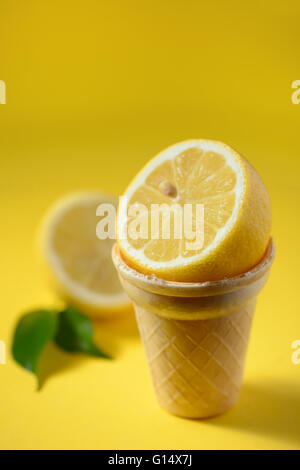 Citron en cornet de crème glacée avec les tranches de citron Banque D'Images