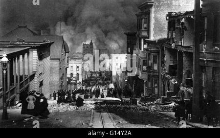 Une photographie par Arnold Genthe de San Francisco le 18 avril 1906, à 9 h, montrant les gens qui regardent la ville brûler après le grand tremblement de terre de 1906. Plus de 3000 personnes sont mortes dans cette catastrophe naturelle. Il n'y a plus de 400 millions de dollars (en 1906) dans damag Banque D'Images